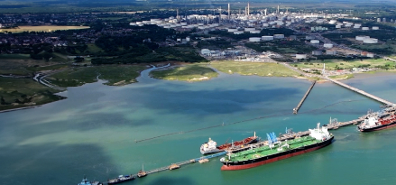 Twee ExxonMobil-medewerkers lopen op de werkvloer