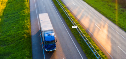 Een witte vrachtwagen onderweg
